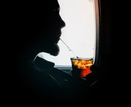 Feit of fabel: ben je sneller dronken van alcohol in het vliegtuig?