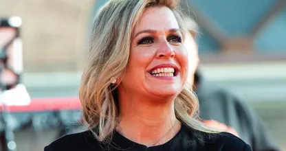 Máxima wordt 50 jaar en krijgt van PostNL velletje postzegels cadeau