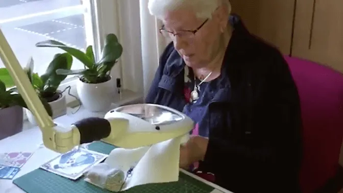Oma Miet (85) wordt dankzij bijzonder borduurwerk geliefd door het hele internet. 'Verliefd zijn hoort geen grenzen te kennen!'