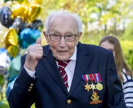 Britse veteraan die miljoenen inzamelde voor gezondheidszorg ontvangt 125.000 verjaardagskaarten