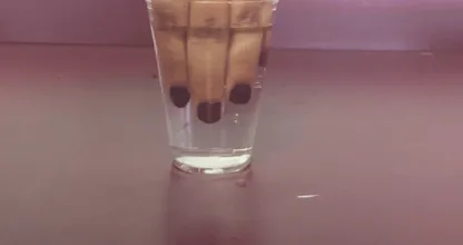 DEZE vrouw doopt haar vingers in het glas als ze een drankje aangeboden krijgt en alle vrouwen moeten weten waarom!
