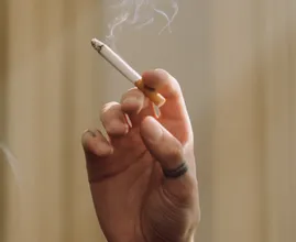 Oei: 'derdehands roken' blijkt schadelijker dan gedacht