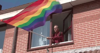 Bert hangt regenboogvlag uit: "Laten we alle slachtoffers van homogeweld een hart onder de riem steken" Doe jij mee?