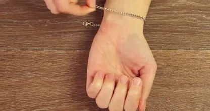 Tüddelst du auch immer so lange mit dem Verschluss von deinem Armband? Mit diesem Trick bekommst du es direkt zu!