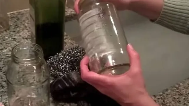 De beste tip: zo verwijdert zij de labels van een glazen fles
