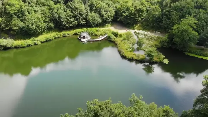 Diese 23-jährige Frau lebt in einem schwimmenden Haus von nur 16 Quadratmetern, aber wenn Sie das Innere sehen, werden Sie dort wohnen wollen!