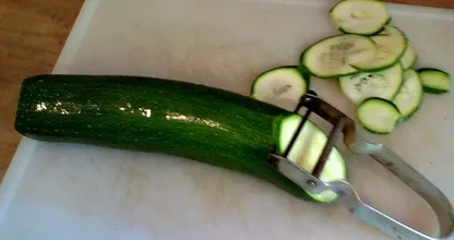 Dirty chopping board? With this trick it'll be squeaky clean again in no time!