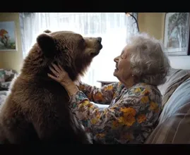 Esta anciana convive con un oso pardo
