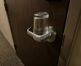 Viajantes especializados estão usando copos nas maçanetas das portas dos hotéis antes de dormir - o motivo é surpreendentemente inteligente