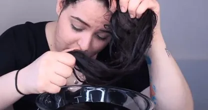 C'est pourquoi vous devriez vous laver les cheveux avec du coca