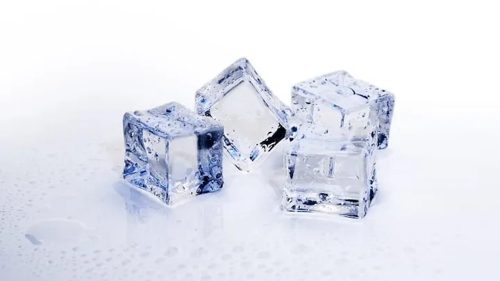 Deshalb solltest du jeden Morgen einen Eiswürfel auf das Gesicht reiben