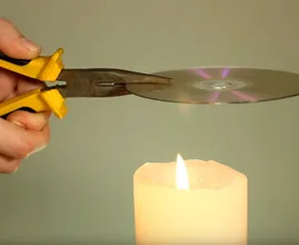 Sie hält eine alte CD über eine Kerze und etwas Wunderschönes entsteht