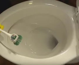 Manchas oscuras en el baño, así es como puedes deshacerte de ellas. Y todo sin fregar.