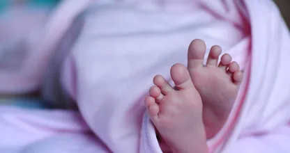 Draagmoeder bevalt plotseling van 2 baby’s: ‘Het stel nam beide kinderen mee’