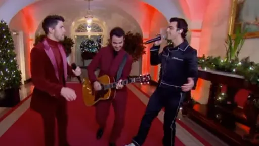 Tienes que ver cómo celebran la Navidad estos 29 famosos: ¡no te lo vas a creer!