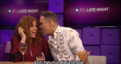 Katja Schuurman en Robbie Williams in hilarische scène van de TV Kantine, wij komen niet meer bij van het lachen!