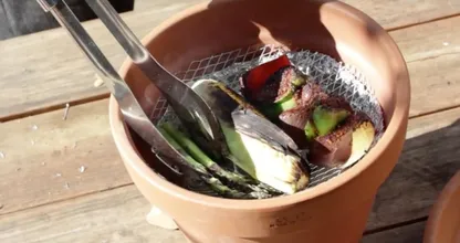 Wie du aus einem Blumentopf einen Grill für unterwegs baust!