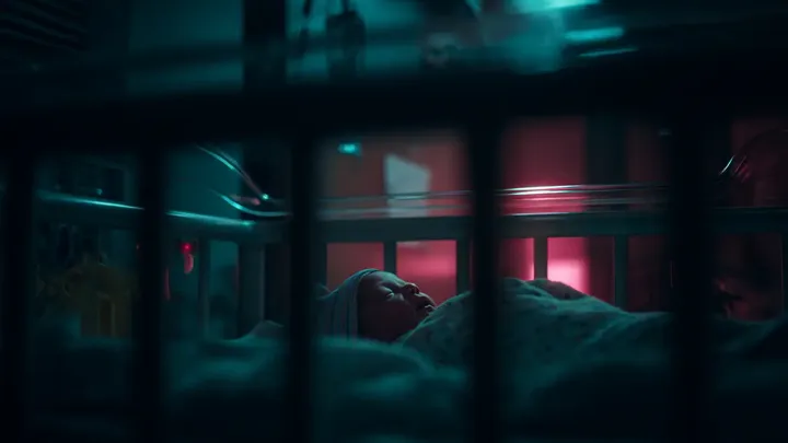 Kleinkind erschöpft jedes Mal, wenn Oma babysittet, wenn Papa den Grund dafür entdeckt, ist er entsetzt.