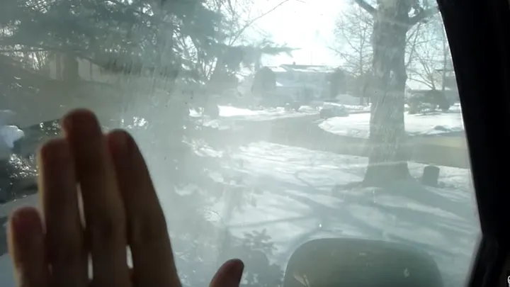 SO sorgst du dafür, dass deine Fenster bei diesem kalten Wetter nicht mehr von innen beschlagen! Super praktisch!