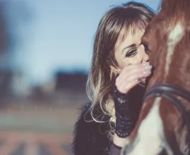 Caballo abraza a mujer embarazada - Doctor ve ecografía y llama a la policía