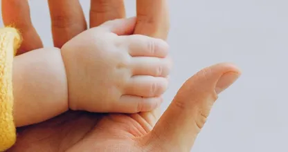 Hartverscheurend: homostel moet baby na 15 maanden teruggeven aan biologische moeder