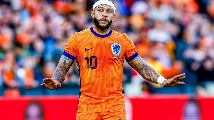 Memphis Depay over zweetband-discussie: 'Mijn vriendin vindt het mooi staan'