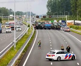 Politie schiet gericht bij boerenprotest Heerenveen