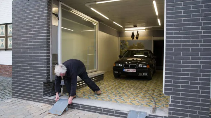 Deze Belg is zo dom nog niet! Van de gemeente kreeg hij geen vergunning voor een garage. Wat hij toen zelf deed is geniaal!