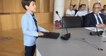 Aron (8) is tegen het stoepkrijtverbod en spreekt gemeenteraad toe