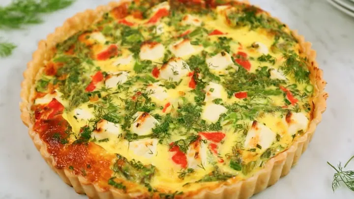 Du wirst dir nach dieser schmackhaften Quiche mit Lachs, Spargel und Frischkäse garantiert die Finger lecken!