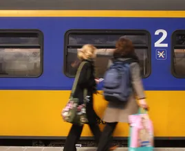NS kampt met grote storing: tot zeker 17.00 geen treinen
