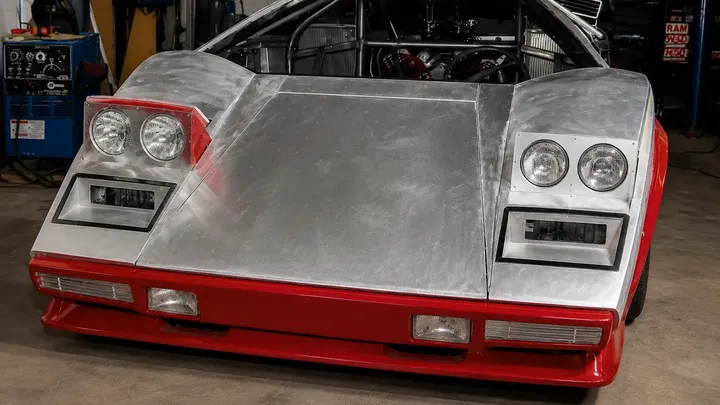 Um homem passou 17 anos a construir o Lamborghini dos seus sonhos na sua cave. Quando finalmente o conduziu para fora, ninguém conseguia acreditar no que via