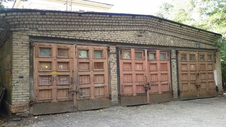 Un oncle laisse derrière lui un vieux garage et ce que la famille trouve à l’intérieur est incroyable