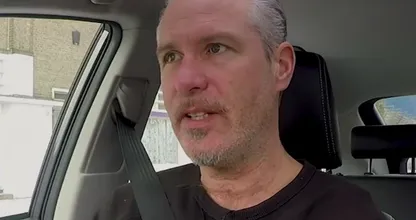 Eric Corton helpt bij een ongeluk op de A10 en is op zoek naar het slachtoffer