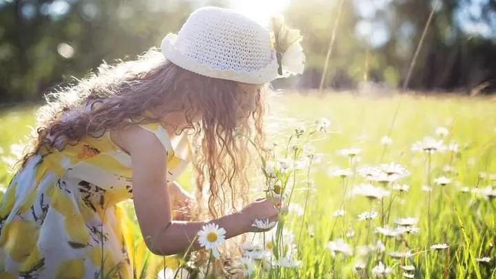 Dit is hoe je zonnesteek bij baby's en jonge kinderen herkent én wat je moet doen