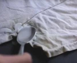 Met dit trucje krijg je zweetvlekken uit je witte kleren!