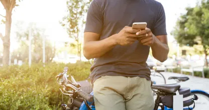 Duur berichtje: 95 euro boete voor appen op de fiets