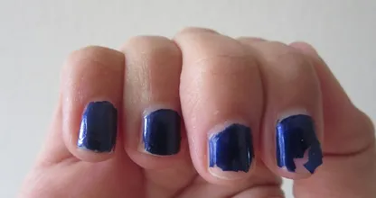 Dein Nagellack splittert immer so schnell ab? So hält die Farbe länger!