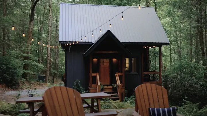 This 87-year-old lady is living in a house of only 290 sq. ft., but when you see the inside you’ll want to live there! 