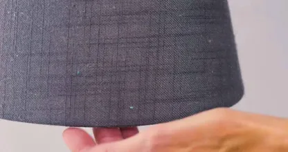 Lampenschirm eingestaubt? Kleidungsroller entfernen den Staub ganz leicht