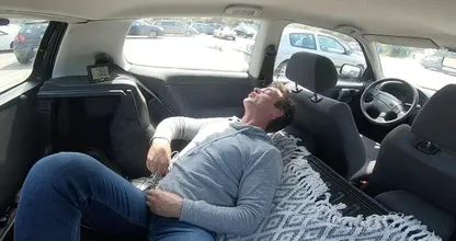 Dierenorganisaties sluiten man op in hete auto voor experiment: 'Een hond zou zeker zijn overleden'
