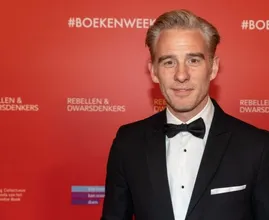 Art Rooijakkers reageert op verkoudheid tijdens uitzending Jinek