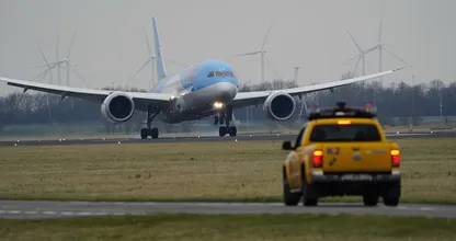 Marechaussee arresteert meer dan 100 klimaatactivisten na blokkade op Schiphol
