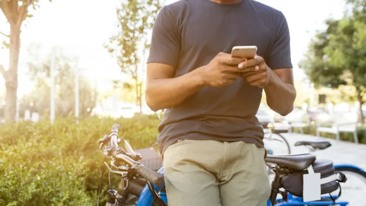 Duur berichtje: 95 euro boete voor appen op de fiets