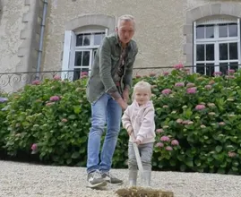 Hilariteit in Chateau Meiland: de kleine Claire verwoest de tuin
