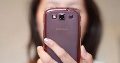 Ouders gluren massaal op de mobiele telefoons van hun kinderen