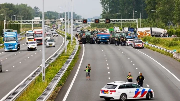 Politie schiet gericht bij boerenprotest Heerenveen