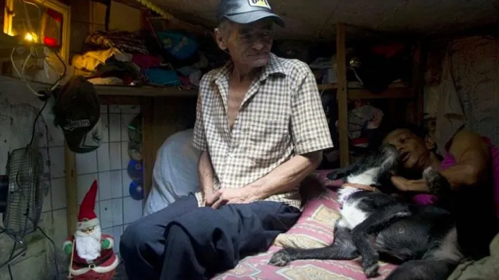 Pareja que ha vivido en una alcantarilla durante 22 años muestra cómo se ve por dentro
