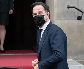 Zien: Mark Rutte heeft coronavaccinatie laten zetten