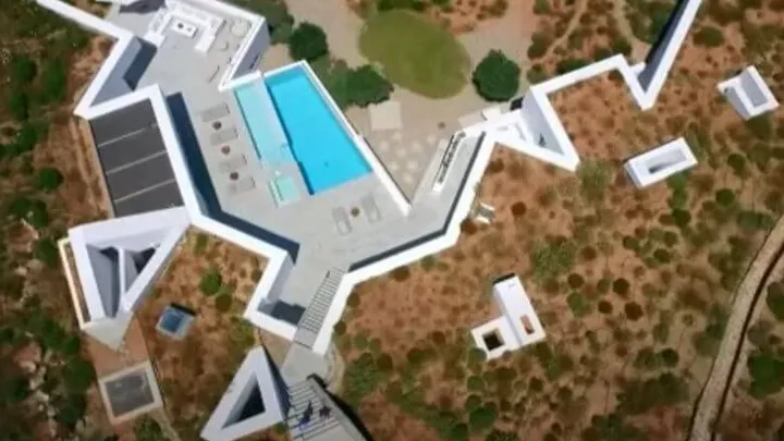 Wow! Esta vila subterrânea na Grécia é incrível